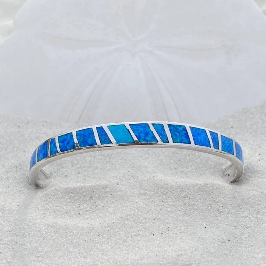 Armband mit schimmernden blauen Opal-Intarsien im Streifendesign