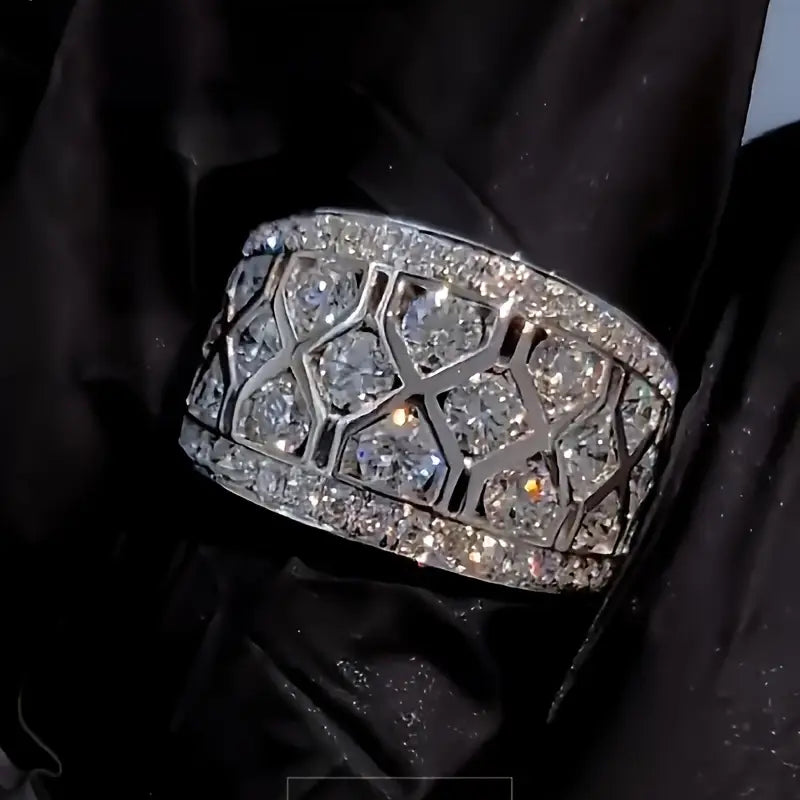 Eleganter Ring mit geometrischem Mesh-Design