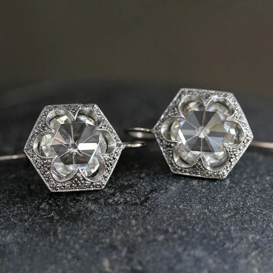 Antike facettierte Glasstein Hexagon Ohrringe mit Blumenrand