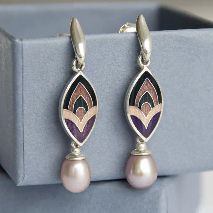 Elegante Emaille-Ohrringe mit verspieltem Muster und rosa Perlen