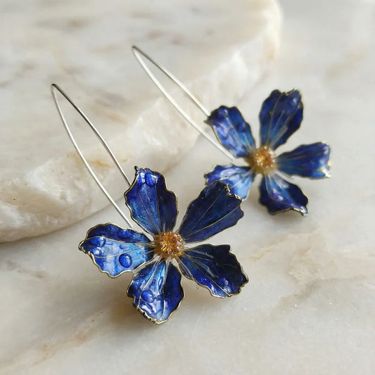 Elegante blaue Blüten-Ohrringe mit Wassertropfen-Details