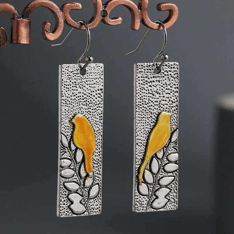 Vintage Ohrhänger mit gelbem Vogel und floralem Rankendesign