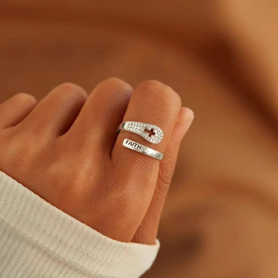 Ring mit Kreuz und Zirkonia