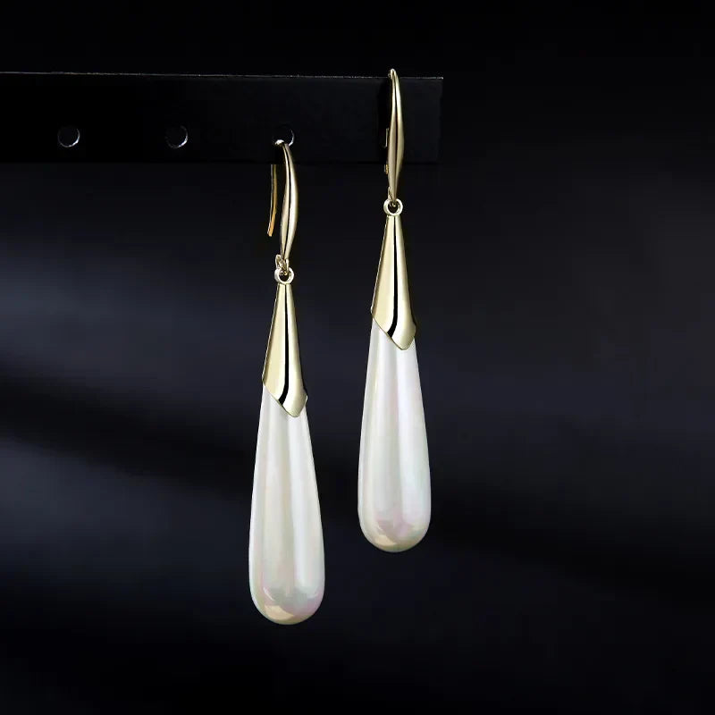 Elegante Tropfen Ohrhänger mit schimmernder Perlenoptik