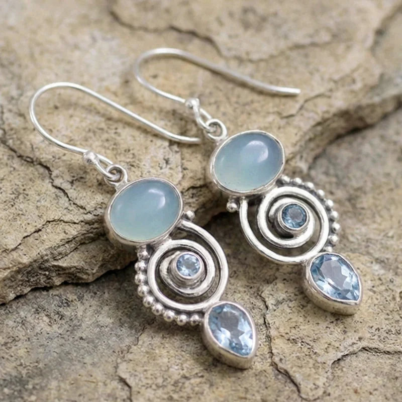 Himmelblaue Chalcedon- und Topas-Ohrringe im spiralförmigen Design