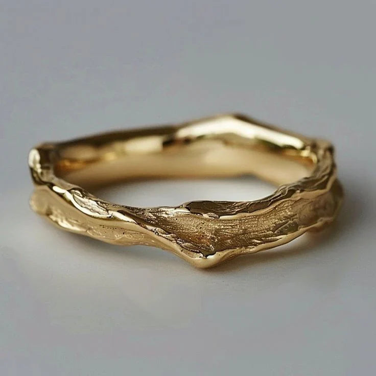 Geschmiedeter Goldring mit organischer Textur – Vintage-Band für Frauen