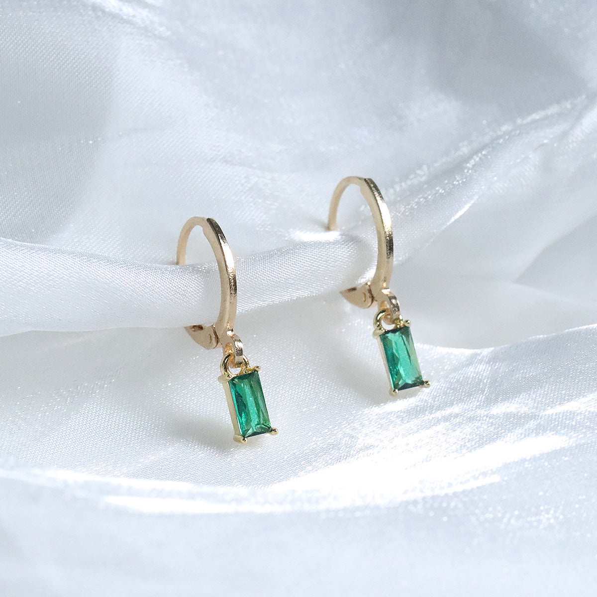 Elegante grüne Smaragd-Creolen mit Zirkonia-Stein für Damen