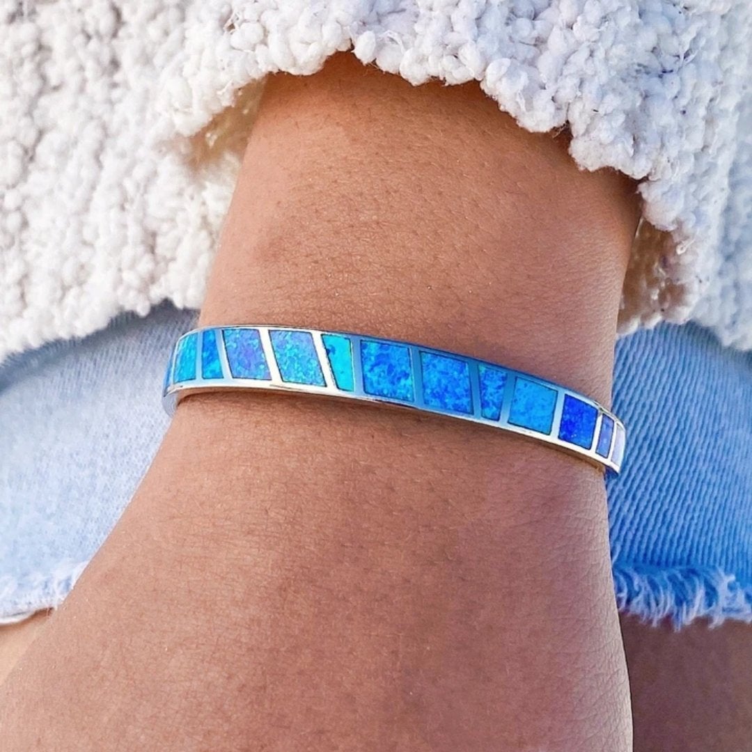 Armband mit schimmernden blauen Opal-Intarsien im Streifendesign