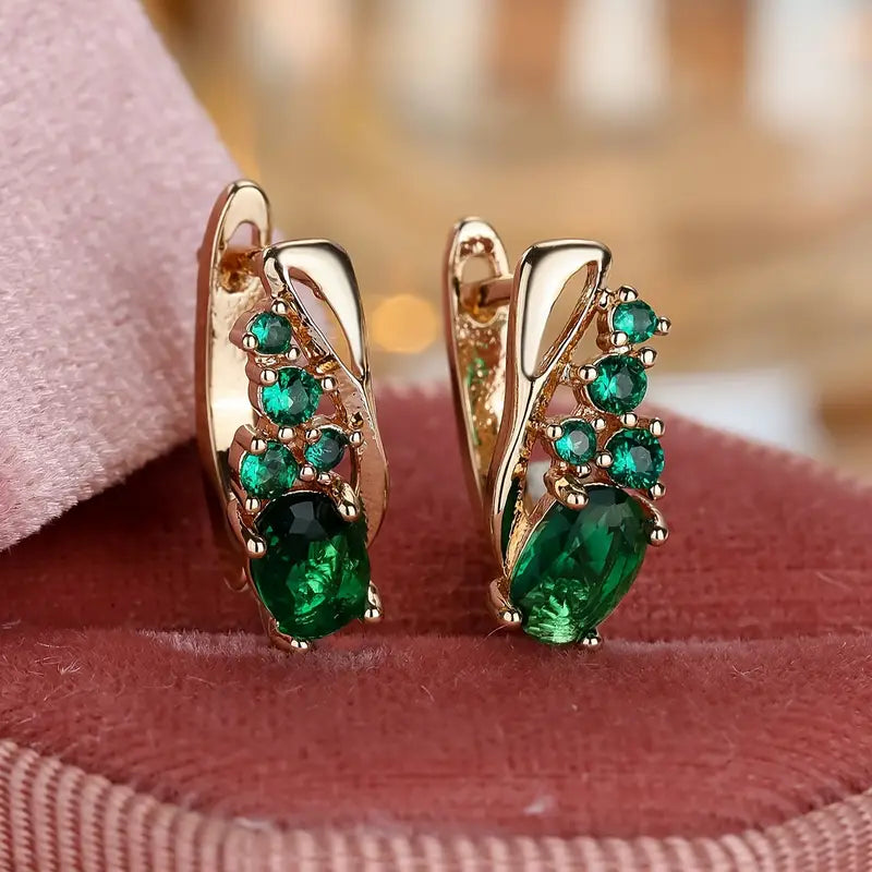 Elegante Ohrringe mit grünen Smaragd-ähnlichen Edelsteinen im Goldton