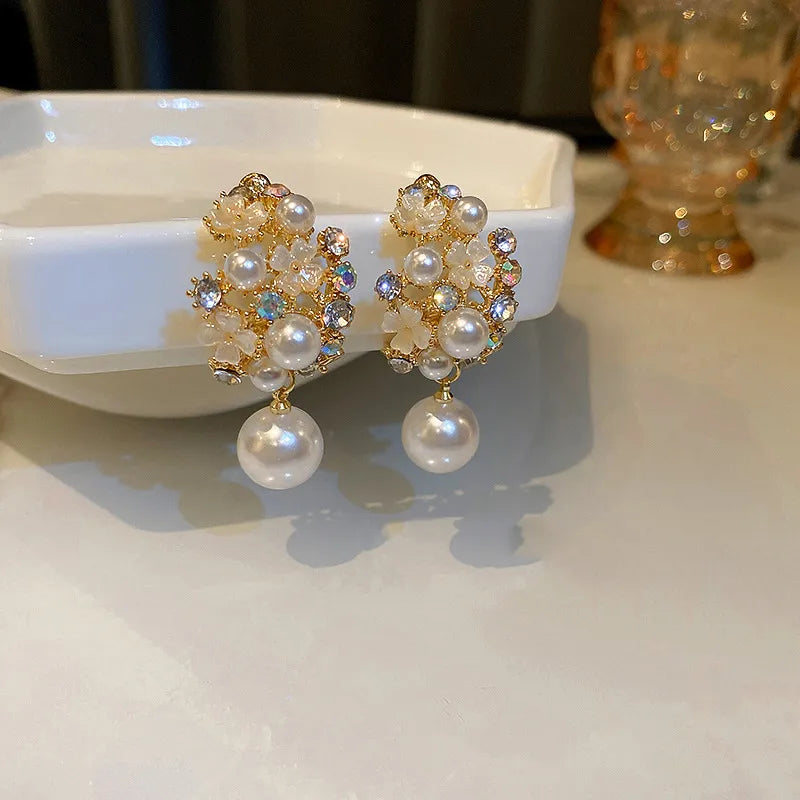 Elegante Perlenohrringe mit Blumenmotiven und funkelnden Strasssteinen