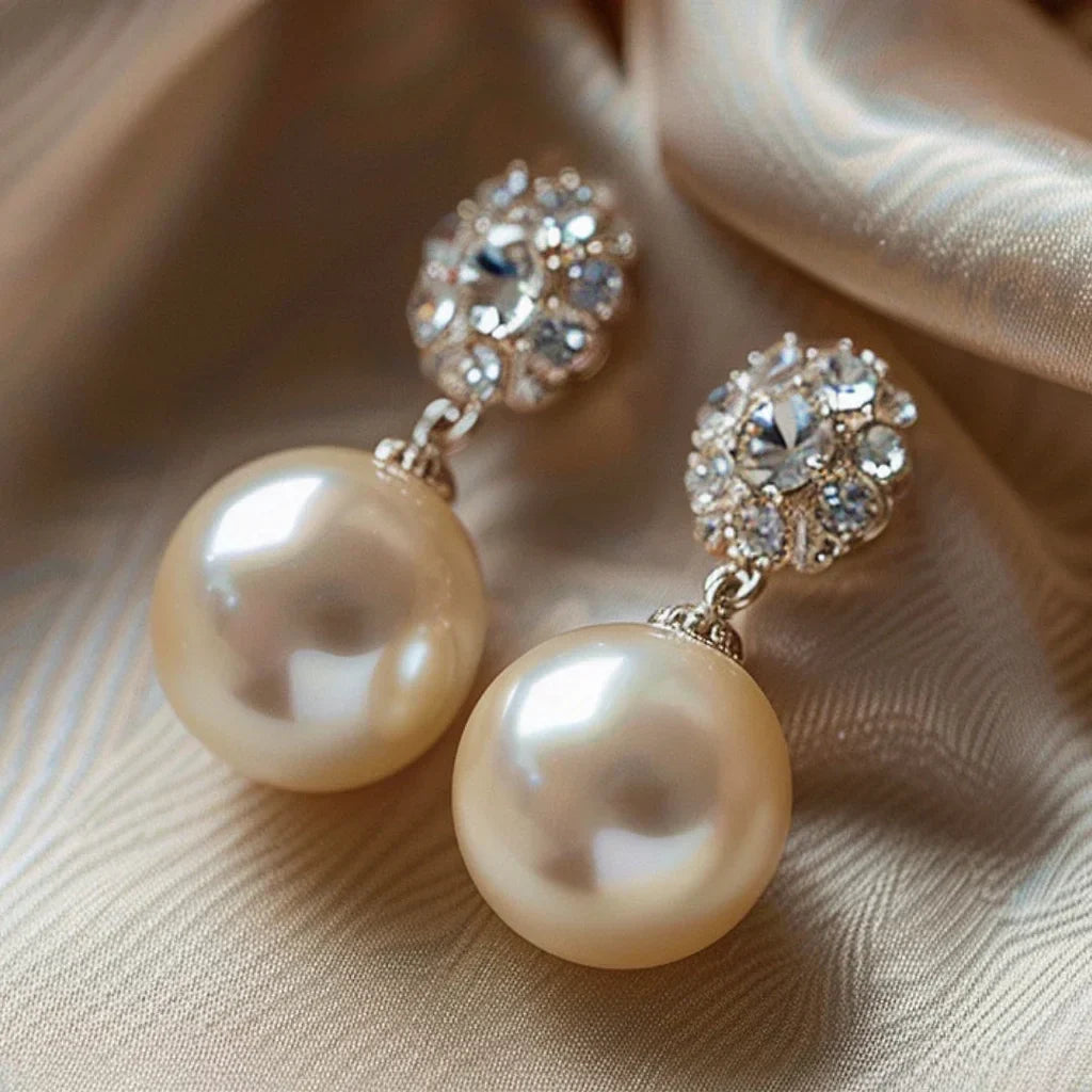 Elegante Ohrhänger mit großen Perlen und strahlenden Strass-Blüten
