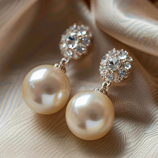 Elegante Ohrhänger mit großen Perlen und strahlenden Strass-Blüten