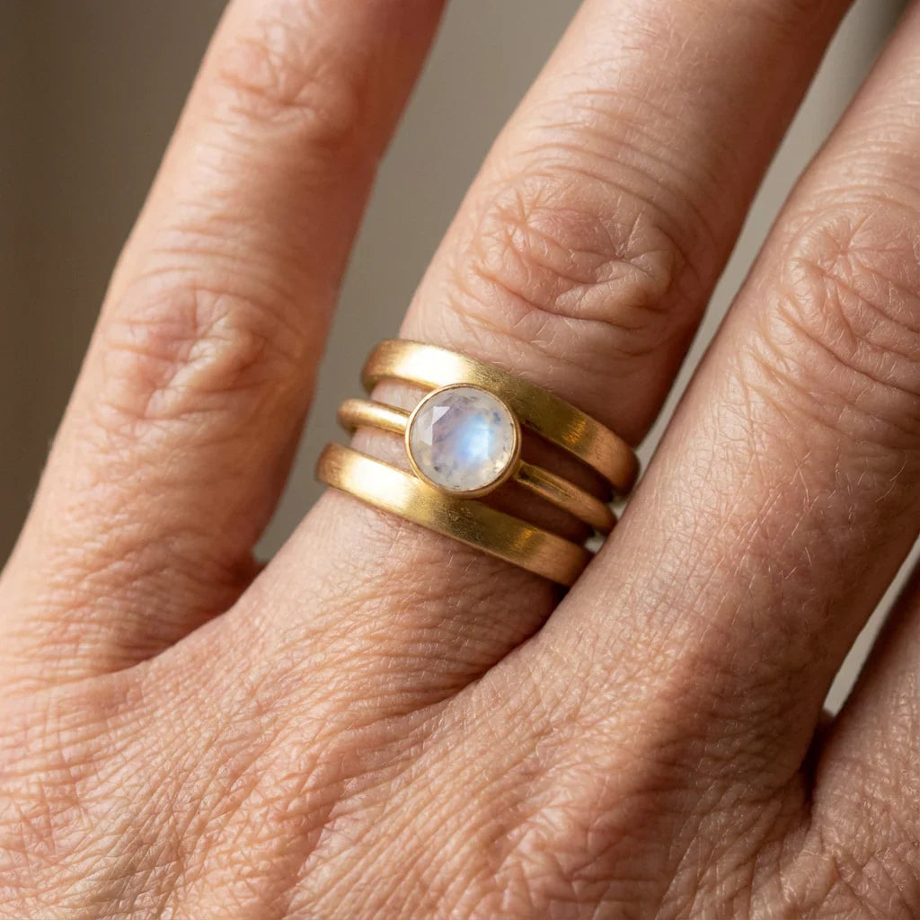 Goldener Vintage-Ring mit Mondstein-Inlay