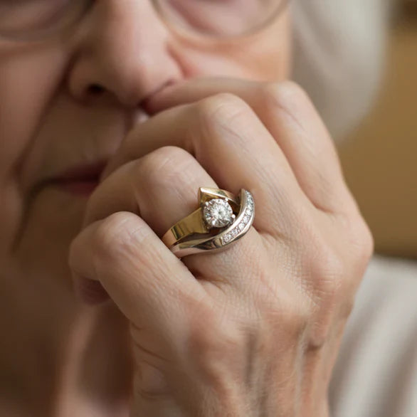 Unregelmäßiger Vintage-Ring aus Gold und Silber mit Zirkonia