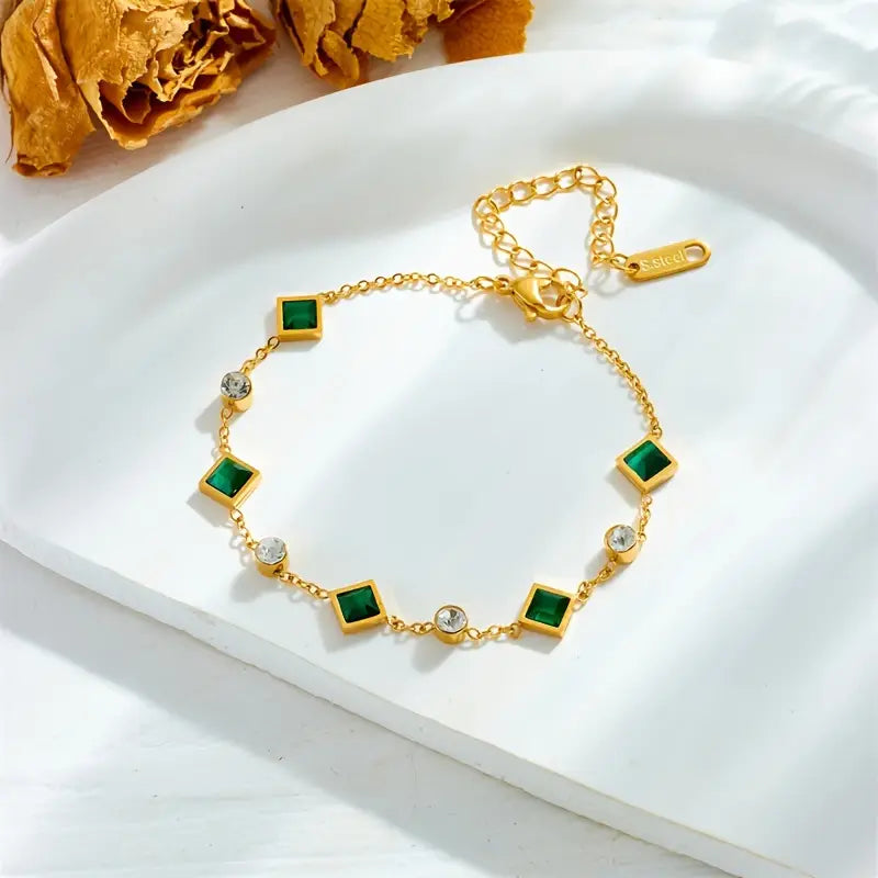 Elegantes Karolina Armband mit quadratischen Smaragd- und Zirkonia Steinen