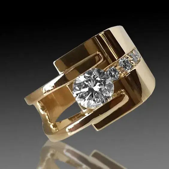 Goldener asymmetrischer Vintage-Ring mit Zirkonia