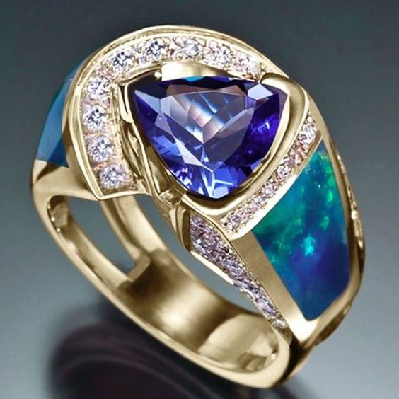 Vintage-Ring mit roten Steinen