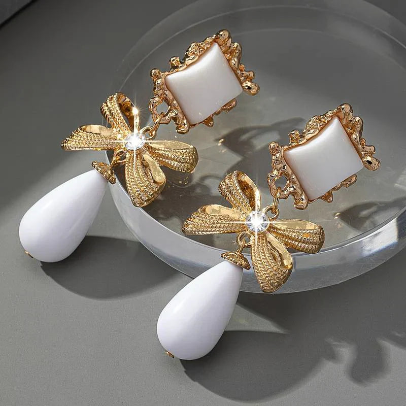 Elegante Vintage-Ohrringe mit Weißstein und Schleifenanhänger