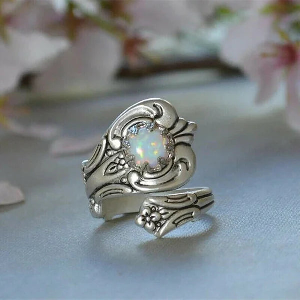 Vintage-Ring mit weißem Opal