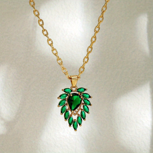 Elegante Smaragdgrüne Tropfen-Halskette mit Zirkonia-Akzenten