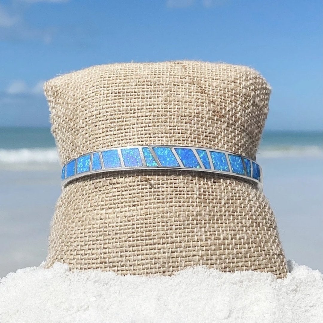 Armband mit schimmernden blauen Opal-Intarsien im Streifendesign