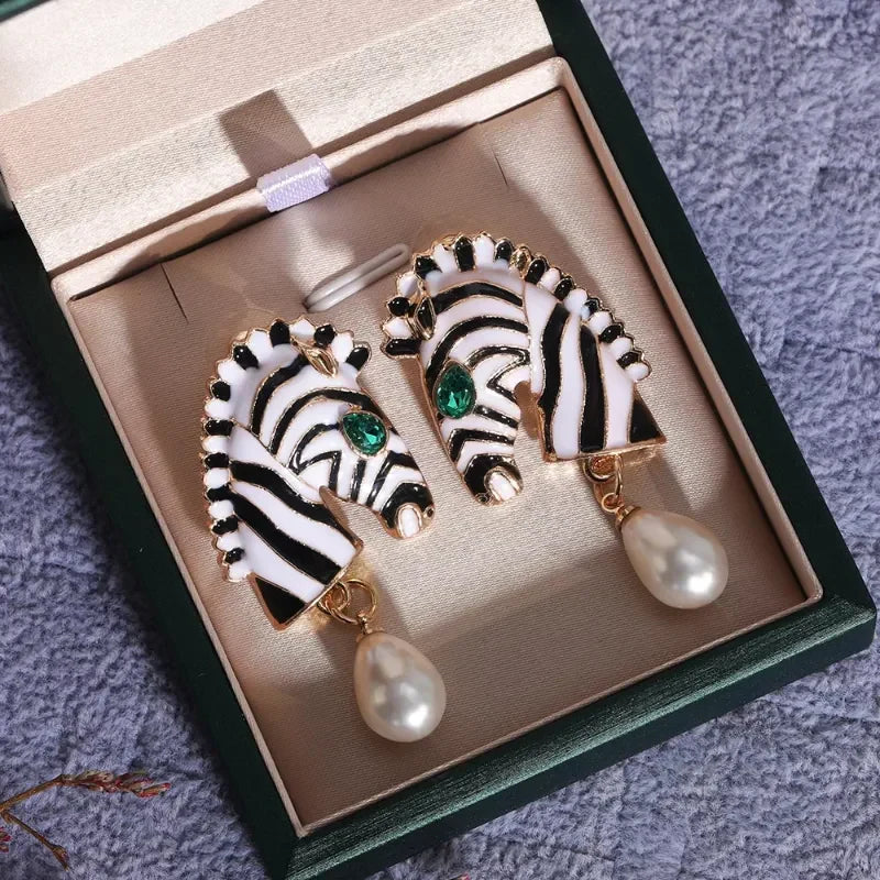 Elegante Zebra-Ohrringe mit grünem Zirkon und Süßwasserperlen
