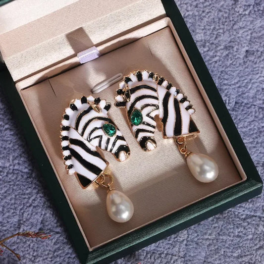Elegante Zebra-Ohrringe mit grünem Zirkon und Süßwasserperlen