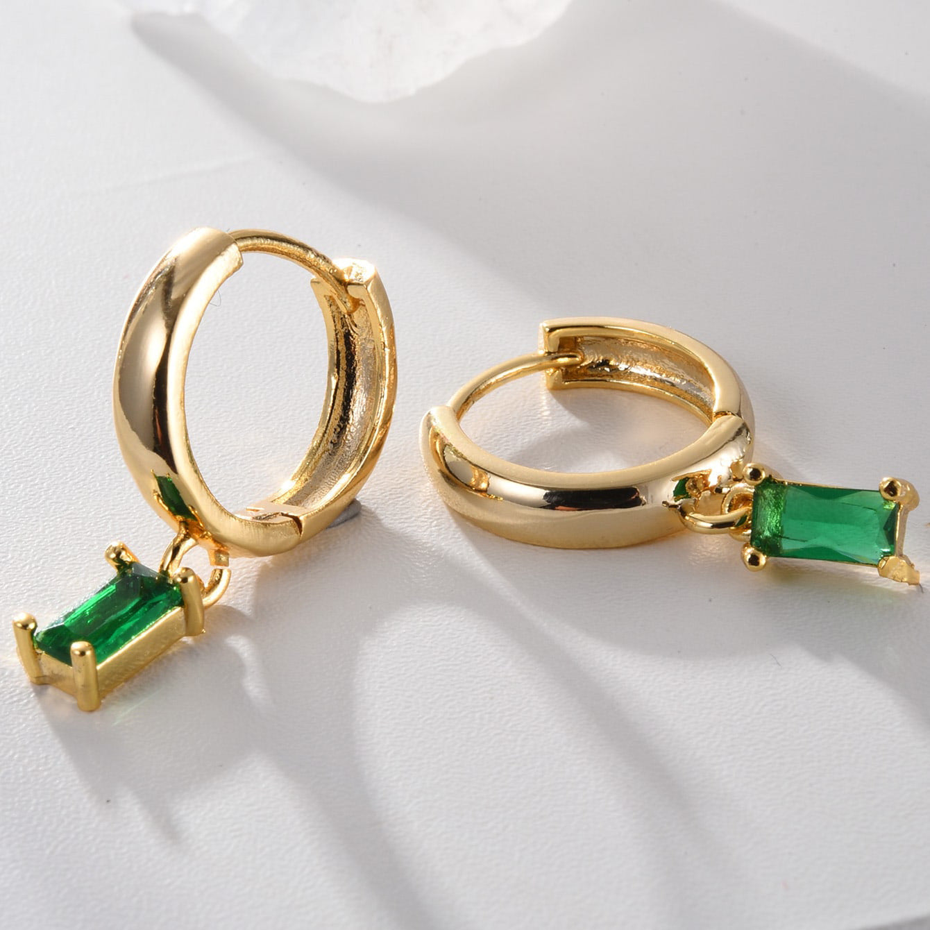 Elegante grüne Smaragd-Creolen mit Zirkonia-Stein für Damen