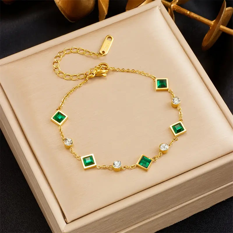 Elegantes Karolina Armband mit quadratischen Smaragd- und Zirkonia Steinen