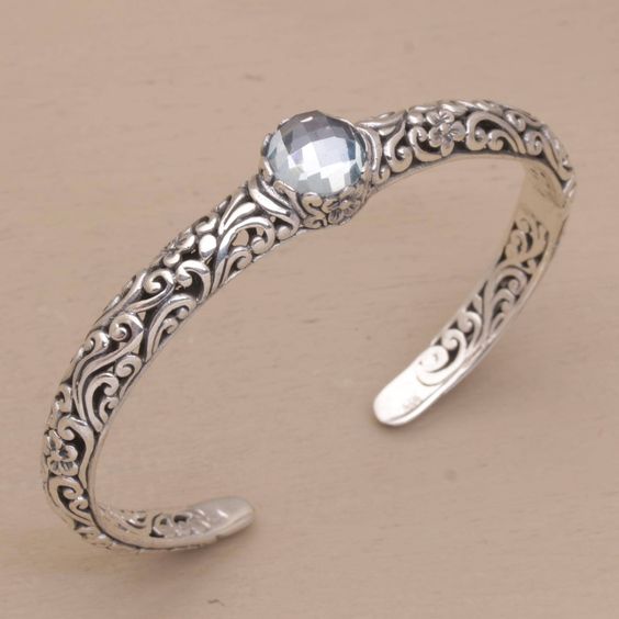 Verspieltes Ranken Armband mit Blautopas und floralen Ornamenten
