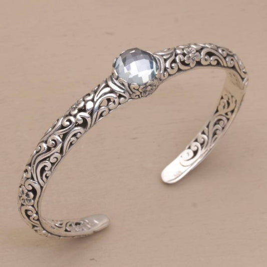 Verspieltes Ranken Armband mit Blautopas und floralen Ornamenten