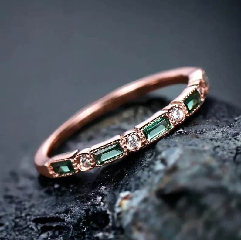 Vintage-Ring mit grünen Zirkonen