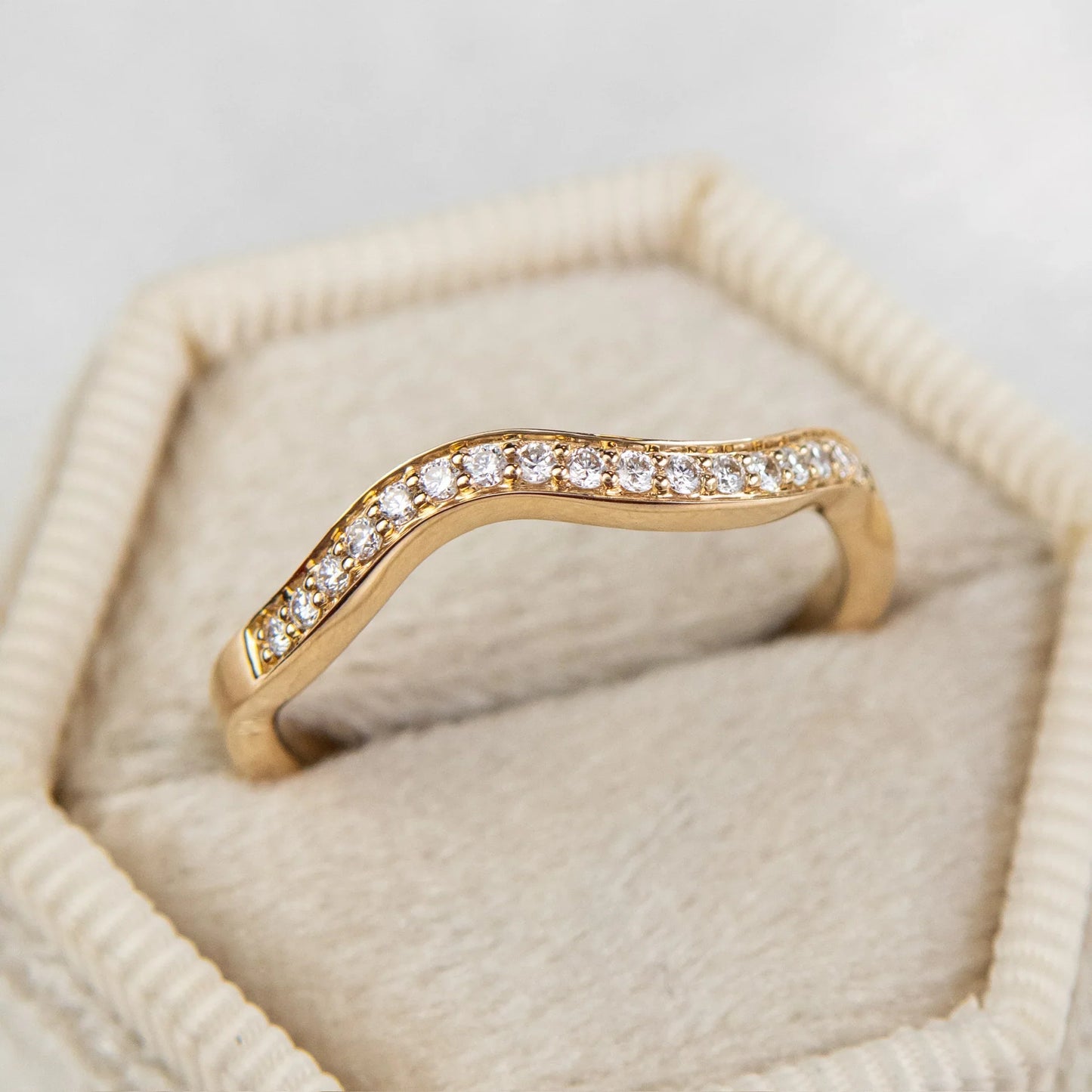 Edelstahlring mit Wellendesign
