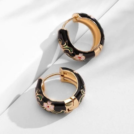 Elegante florale Creolen – lebhafte Emaille Ohrringe mit Blütenmuster