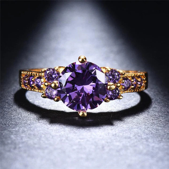 Eleganter Goldring mit strahlendem Amethyst und kleinen Zirkonia