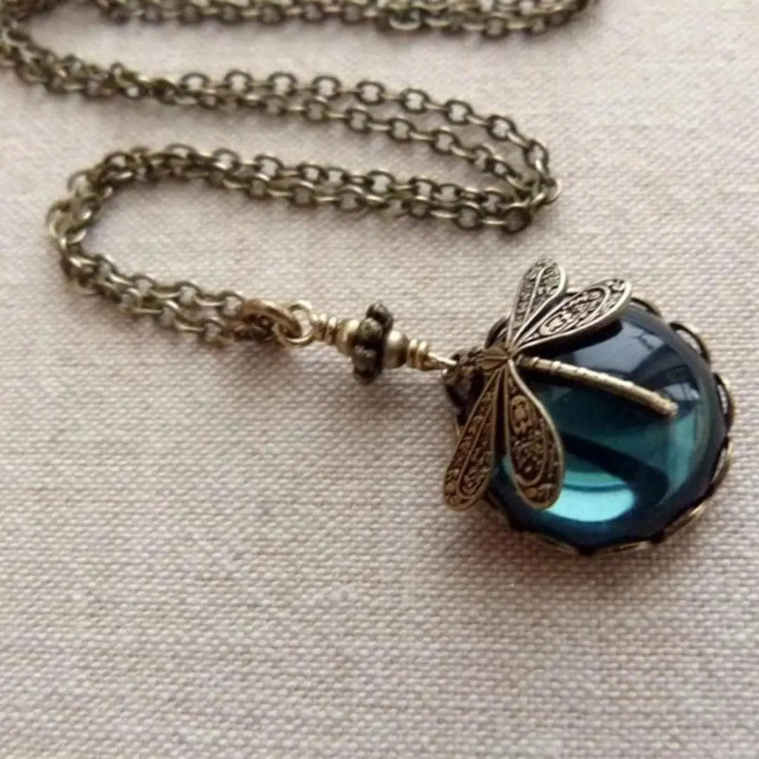 Bronze Libellen-Halskette mit facettiertem tiefblauen Glasstein