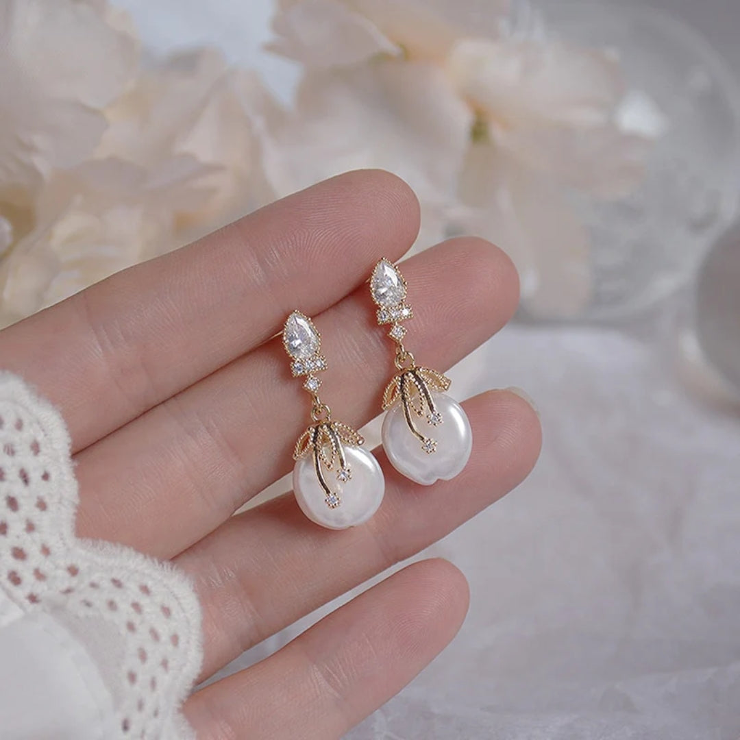 Elegante Tropfenohrringe mit Strass und Süßwasserperlen