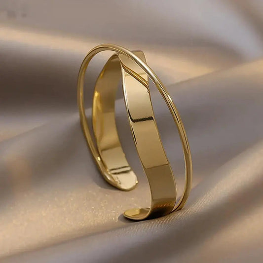 Eleganter goldfarbener Armreif für Zeitlosen Chic und Stil