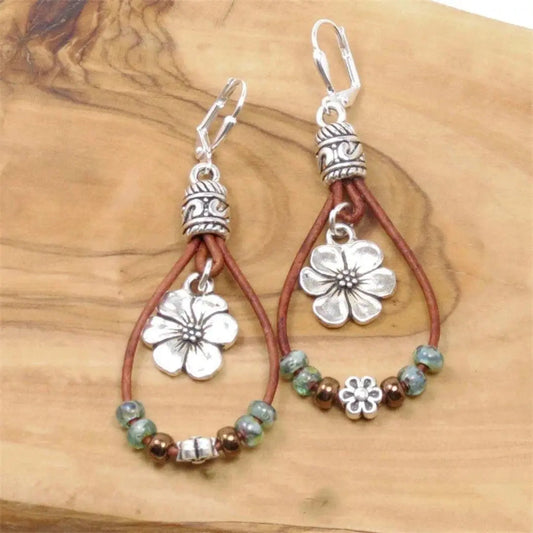 Boho Lederohrringe mit Blumenanhängern und bunten Glasperlen