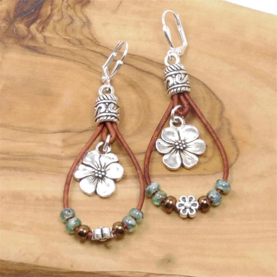 Boho Leder Tropfen Ohrringe mit Blumen Charms und Perlen