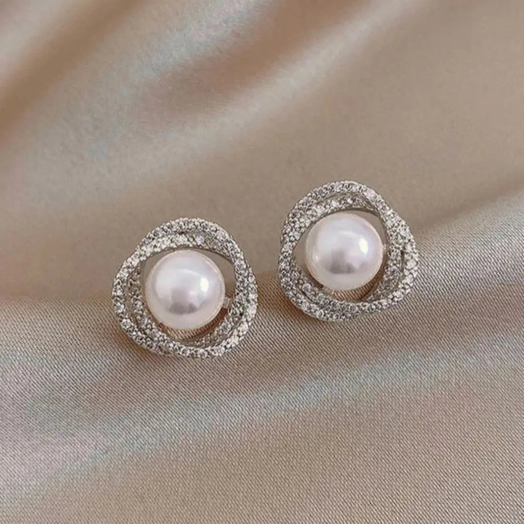 Elegante Perlenohrringe mit funkelndem Diamanten-Spiraldesign