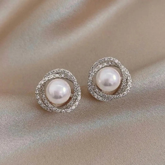 Elegante Perlenohrringe mit funkelndem Diamanten-Spiraldesign