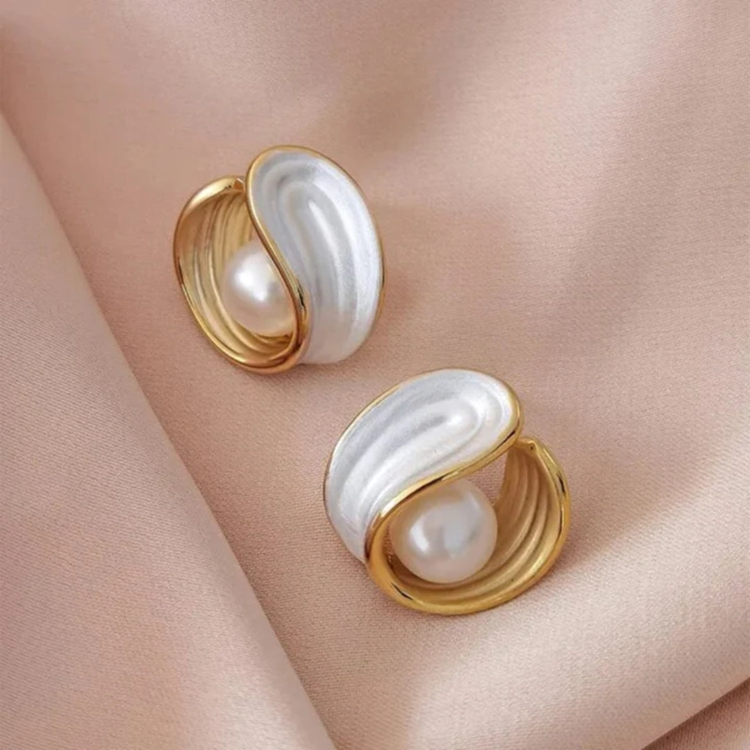 Elegante Ohrringe mit stilvollen Perlen und weißer Emaille