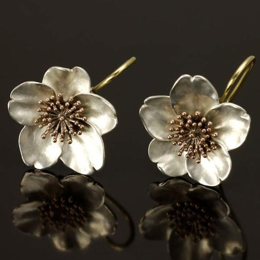 Blumen-Ohrringe mit zarten Blütenblättern und filigraner Mitte