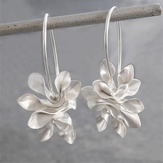 Ohrhänger mit eleganten unregelmäßigen Blüten aus glänzendem Metall