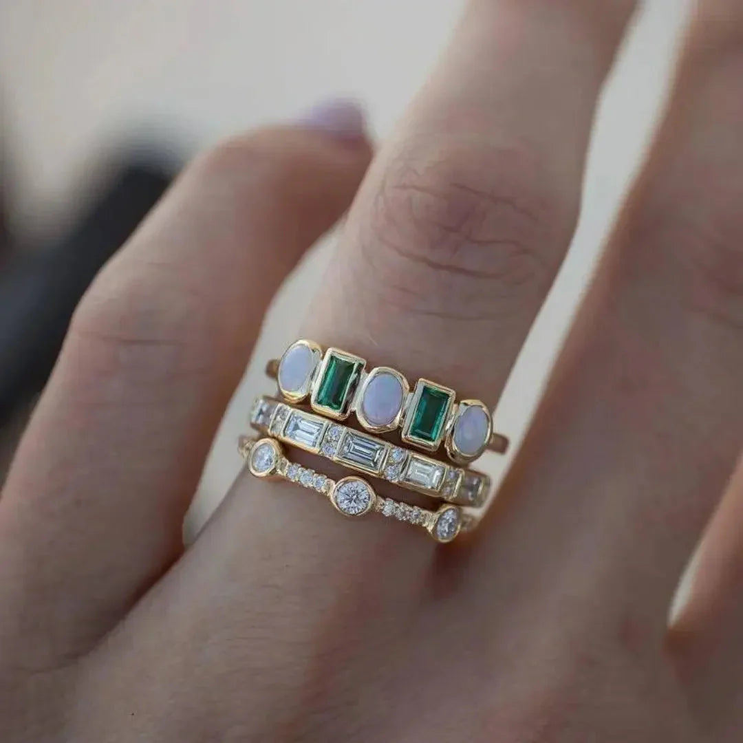 Vintage Ring mit weißem Opal und Smaragd