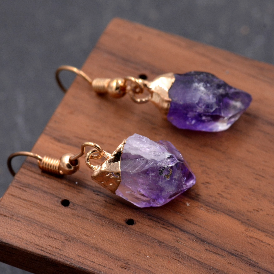 Edle Amethyst Rohstein Ohrringe im natürlichen Design