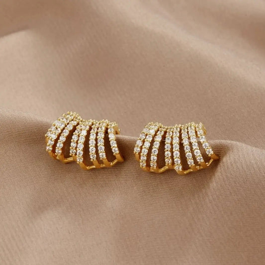 Glänzende Ohrklemmen mit Zirkonia und elegantem Muschel-Design