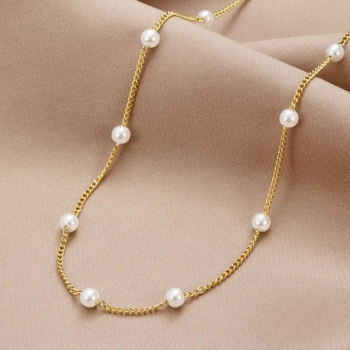 Elegante Halskette mit echten Süßwasserperlen und glänzender Gliederkette