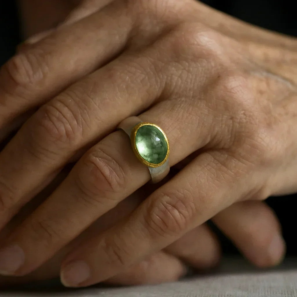 Grüner Vintage-Ring mit rundem Stein